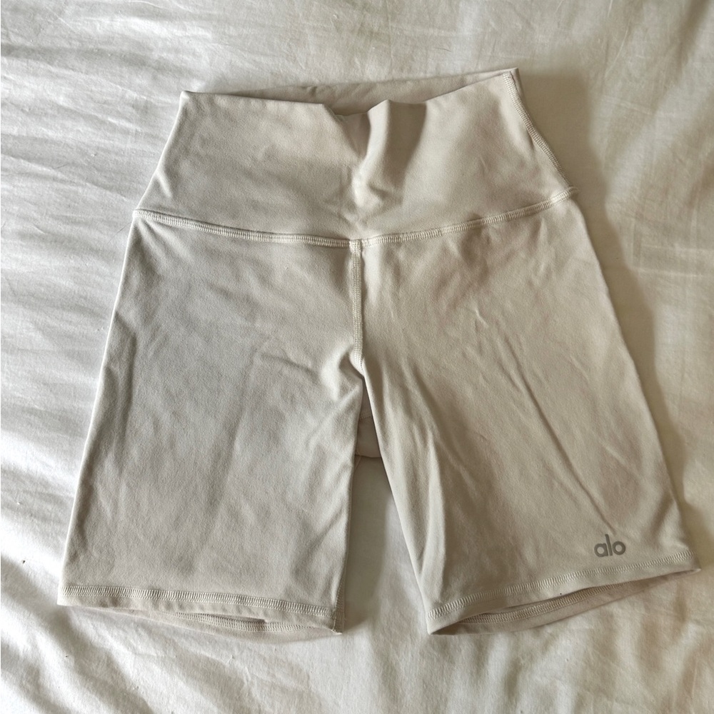 ALO Yoga Women's Cream Shorts